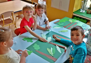 Dzieci przygotowują wspólną pracę pt. Dżungla